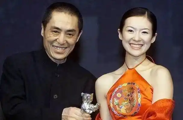 1998年晚上,城郊的一家酒店内,张艺谋打电话给章子怡:子怡,来酒店试戏