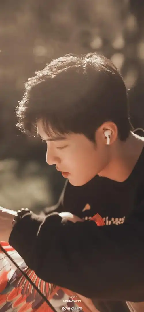 置顶肖战超话#肖战##肖战藏海#    夏天的风我永远记得  轻轻的吹过