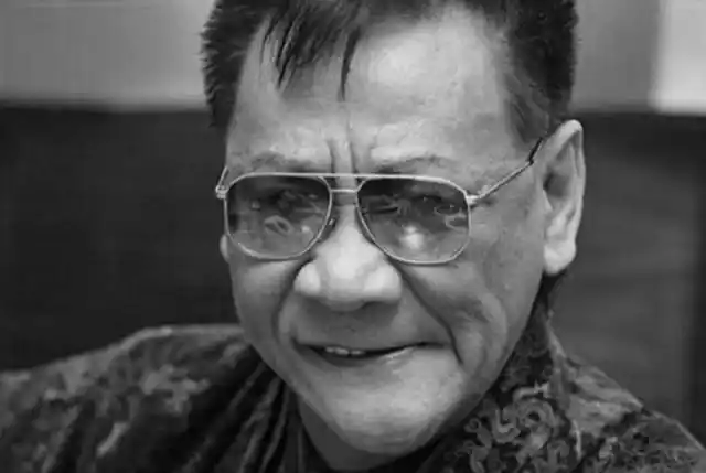 何家驹被称为香港演艺圈"四大恶人"之首,主演过《监狱风云》,《霹雳