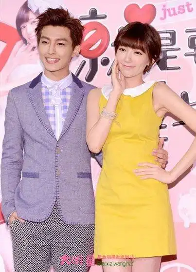 炎亚纶郭雪芙交往 炎亚纶与女友郭雪芙亲密照