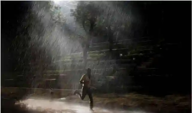 庆洋冲锋衣:雨中奔跑的"小蚂蚁"得好好的活着