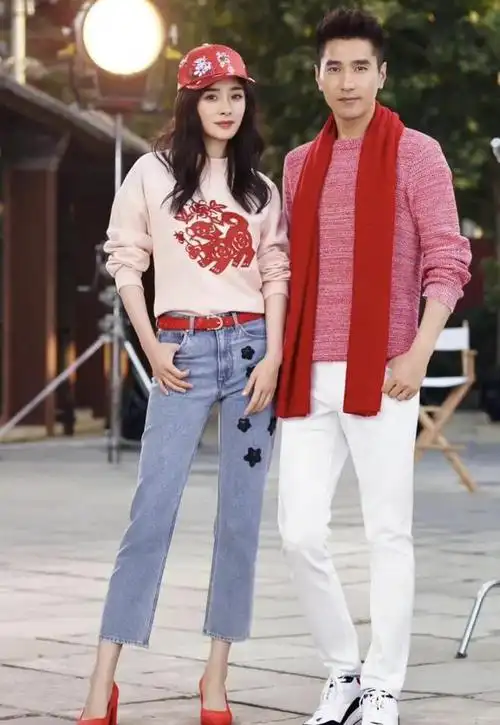 杨幂与赵又廷拍写真穿红色系情侣装挺高级俊男靓女很般配