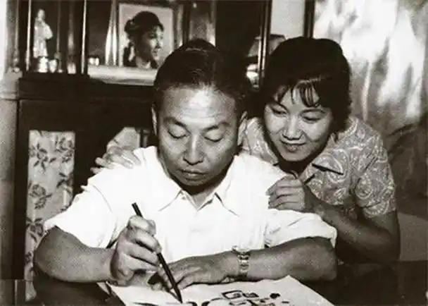 在特殊时期,因为丈夫曾在香港工作过,所以有人找到新凤霞,让其与