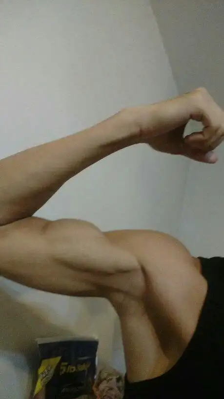 女生回答啊,男生就不要凑热闹了:这样的身材(脸是中上程度的)对于你们