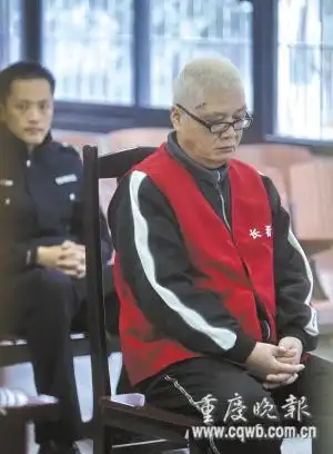 沈国柱接受审判 记者 杨帆 摄昨上午10时,市五中院开庭审理沈国柱受贿