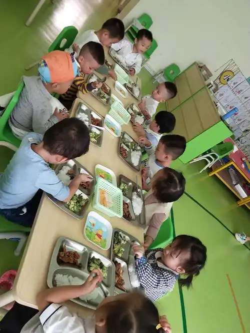 11.20海之南幼儿园宝宝《1》班一日流程相片分享!