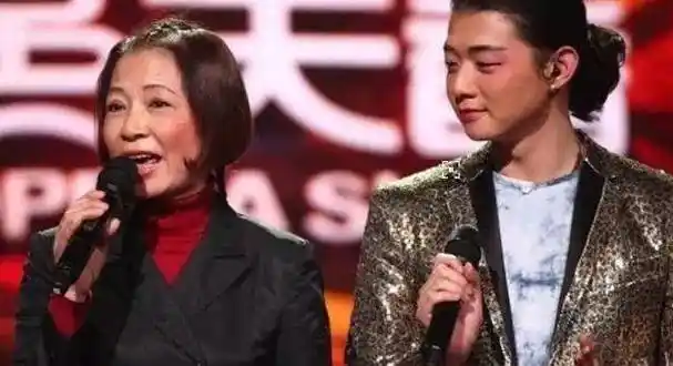 如今儿子火了,前夫竟厚着脸皮来沾名气_仲小萍_霍尊_火风