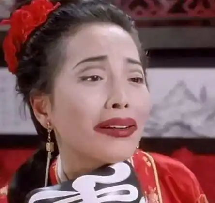 从此她出现在大众面前就成为"石榴姐",但是由于在电