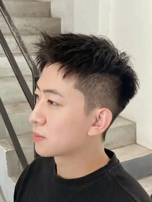 记住去理发店这样和发型师说两边不需要推光(不需要推到顶),推出点