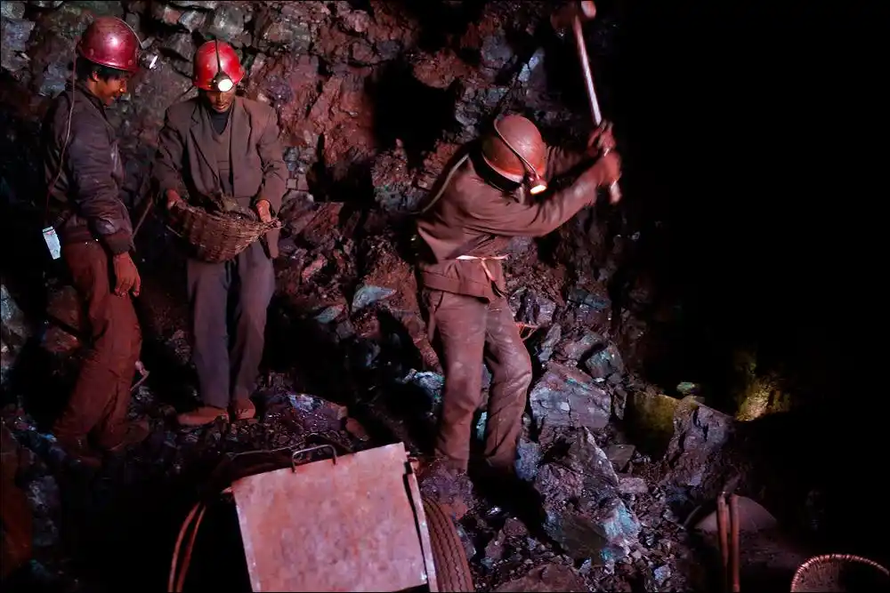 牛背山上采矿人