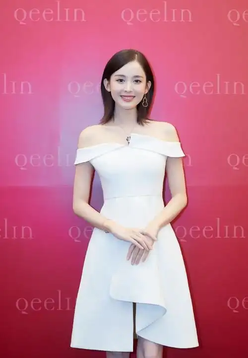 古力娜扎紧身包臀裙裹得凹凸有致可低头却笑喷鞋认真的