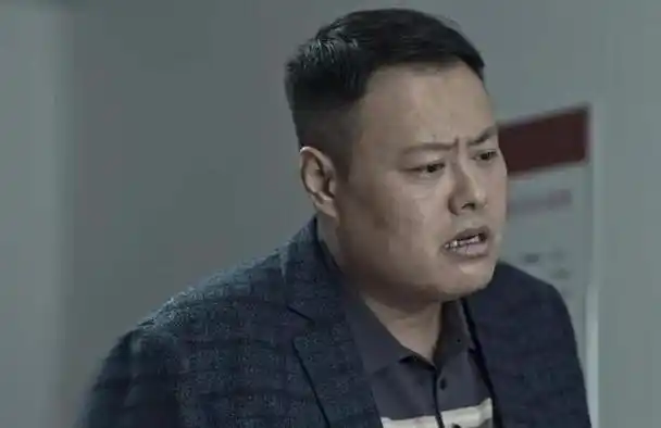 狂飙中的石磊是由演员唐北平饰演的,在剧中他是一家公司老板,因欠钱而