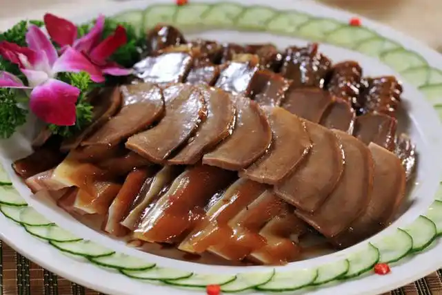 p>卤水拼盘是一道地方传统凉菜,属于粤菜或 a target="_blank" href=