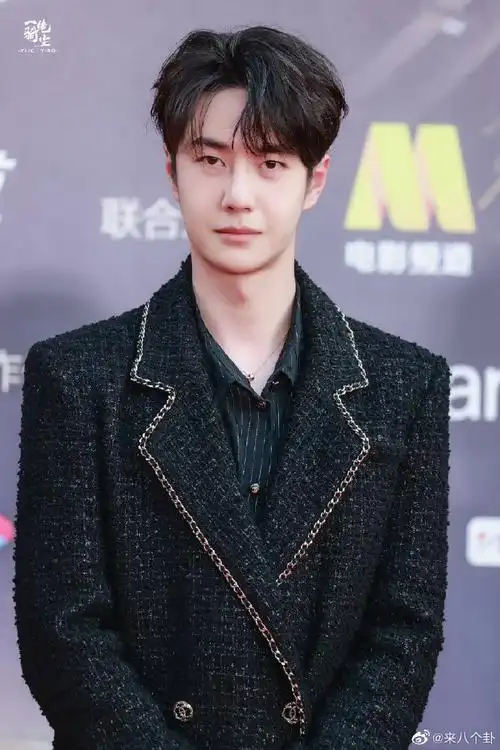 王一博微博简介更新,代表作:《无名》《长空之王》《热烈》#王一博改