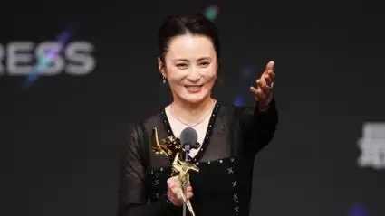 蒋勤勤获亚洲电影大奖影后  陈建斌台下狂送飞吻示爱