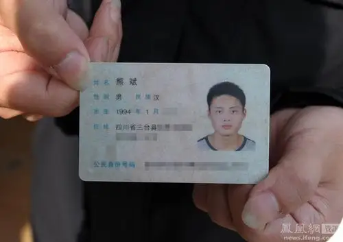 夫妻吵架妻子跳海轻生 小伙救人遇难 尸体仍呈托举状