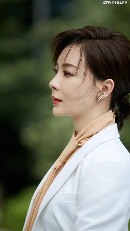 陈数第5期陈数白色西装干练写真