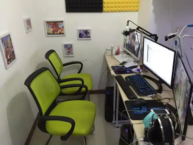 下面就一起来看看主播们的工作环境吧,亮点多多,还有隔壁老王的香闺的