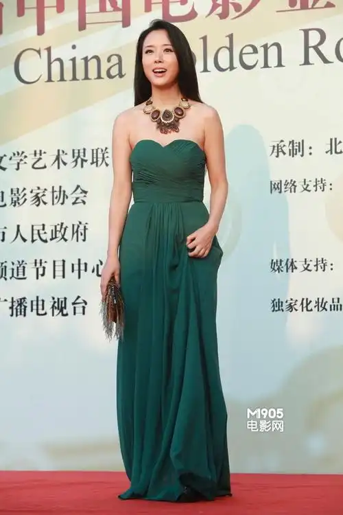 颜丹晨优雅亮相金鸡红毯 墨绿抹胸裙露动人香肩