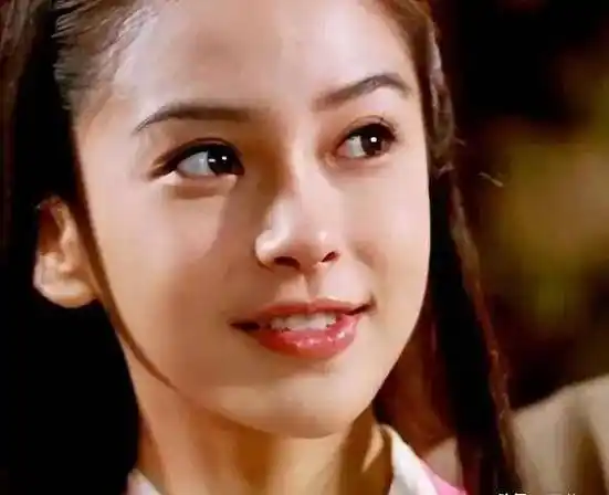 除了和郑中基炒过绯闻外,公司还安排过杨颖和周杰伦贴身热舞来增加