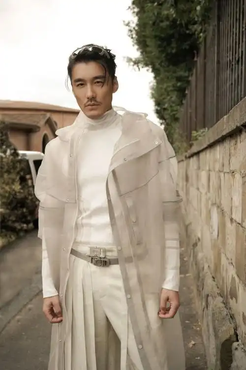 胡兵时装周一袭低饱和敦煌风纱衣穿搭出场惊艳众人