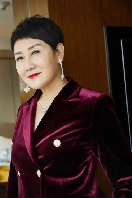看了60岁的张凯丽,我悟了:头发要短,衣要深色,方能睿智优雅