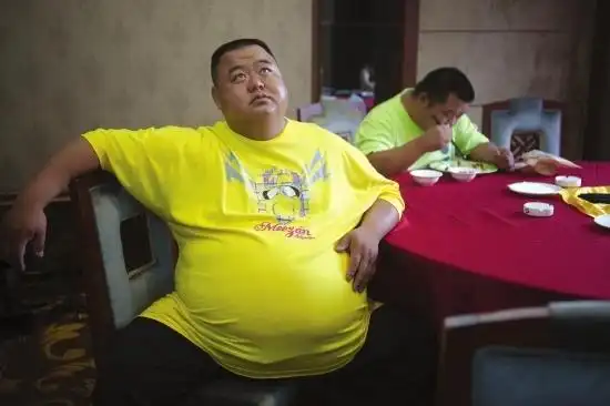 益阳304斤男来长沙求减肥秘诀胖到不能工作图