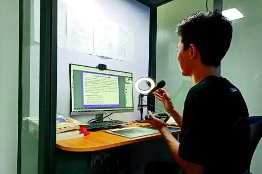 张瑞在线上讲授英语课.