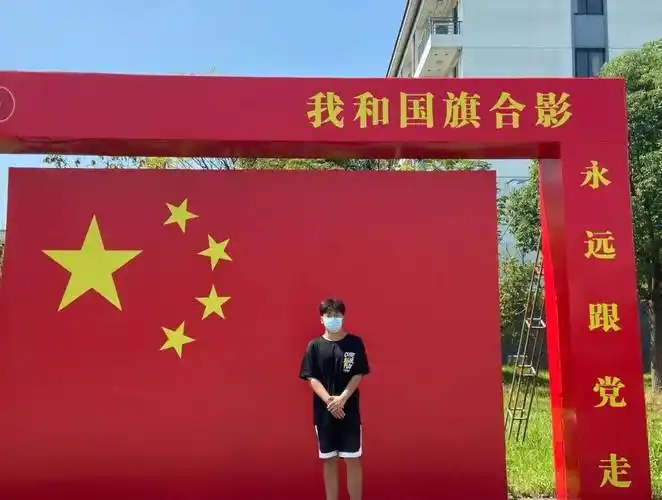 我与国旗合影,送你一抹中国红!