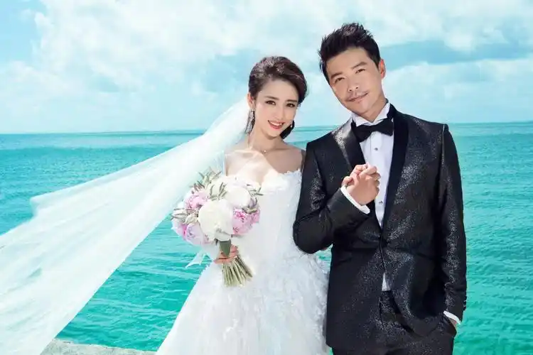 恋爱2年后,丫丫在微博曝光了自己的婚纱照,并发文告白说:佟丽娅和陈思