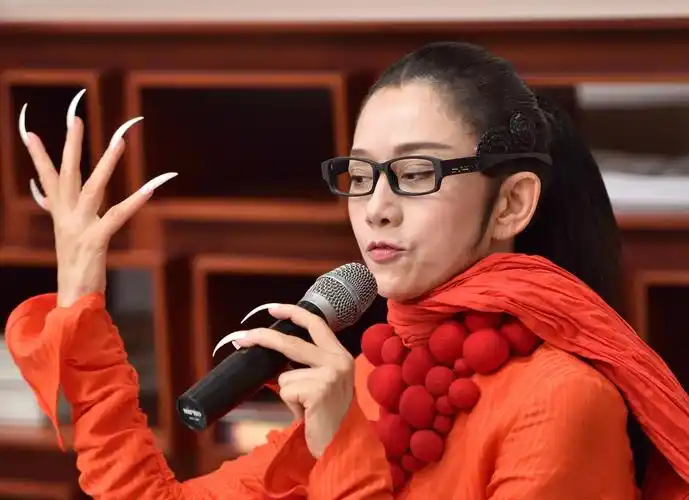 61岁杨丽萍近照曝光,20年不吃一粒米,她是疯子还是仙女?