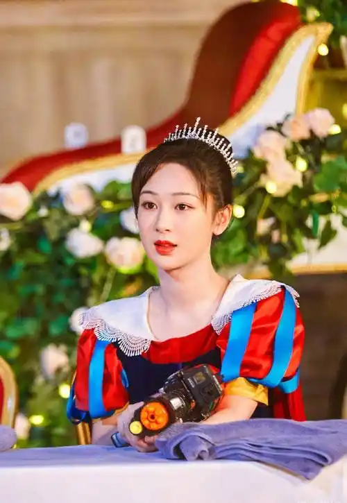 《萌探探探案》杨紫造型,泡泡袖连衣裙,头戴皇冠,俏皮又可爱_白雪公主