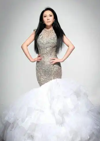 丁晓红发布新系列写真 被誉"民歌美人鱼"