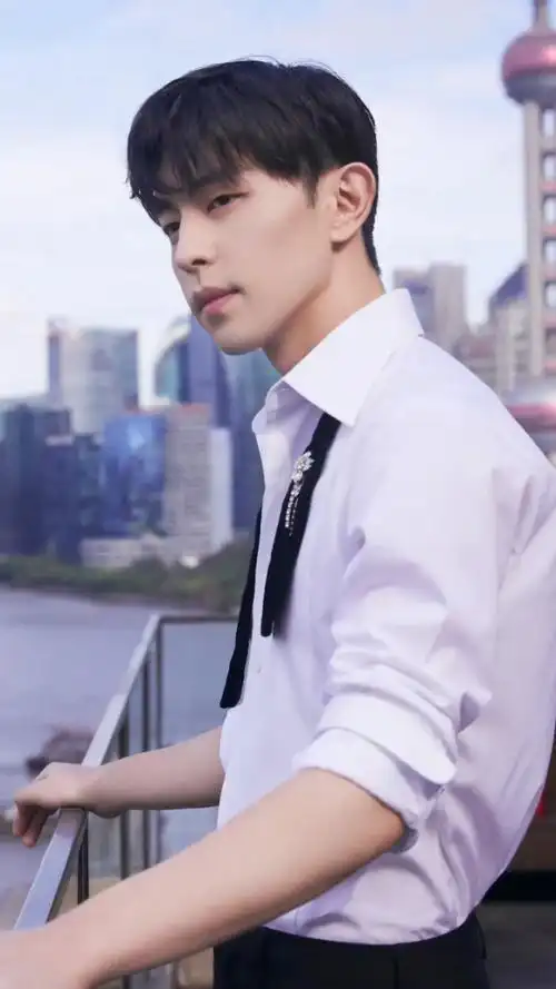 邓伦简约白衬衣出席活动,优雅高级氛围感拉满