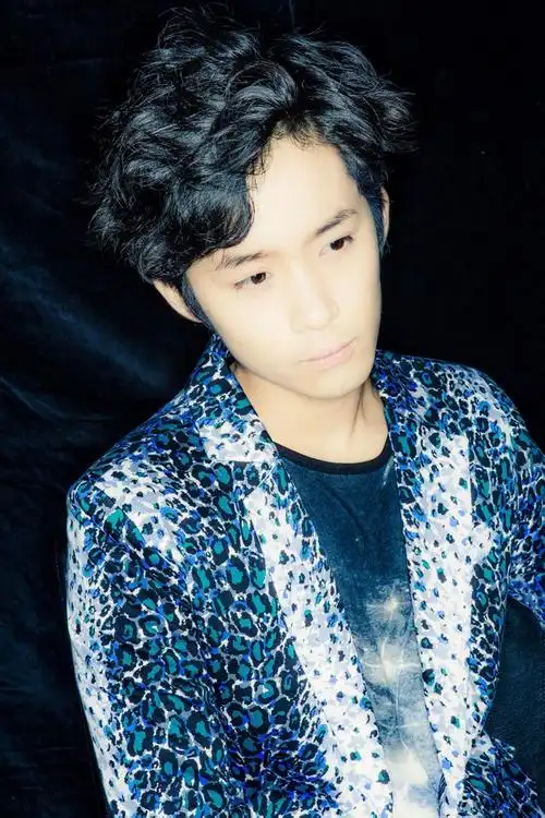 哪位亲有多张ftisland成员李在真的高清图片,我想制作照片.