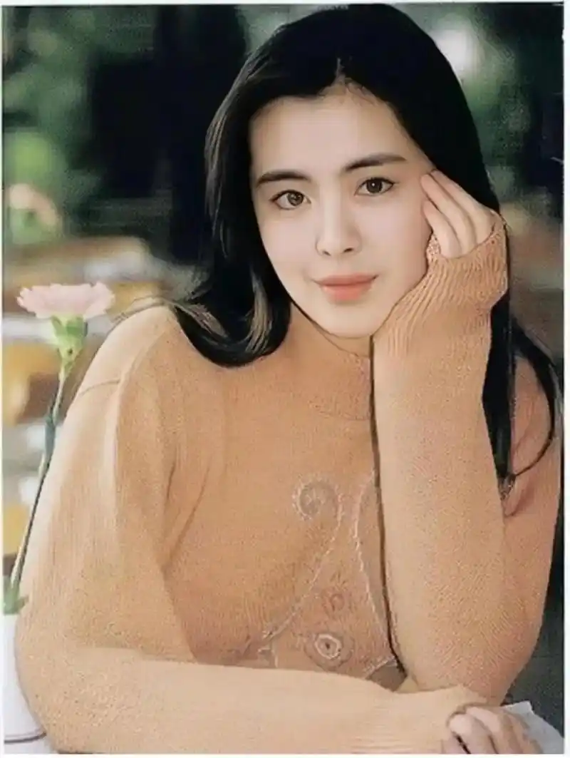 90年代,王祖贤年轻漂亮,她的一张照片让人难以忘怀.