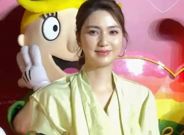 蠢女人洪欣5岁嫁富商34岁嫁内地男友如今怎样了