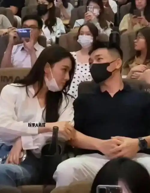 张馨予罕带老公公开露面军人老公穿潮牌像走秀戴名表似明星