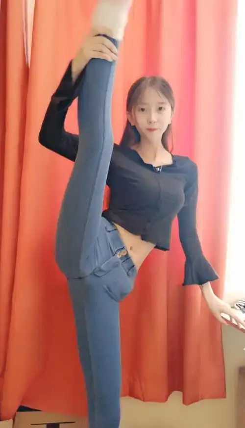 吧~第一位要讲的就行当红女明星"鞠婧祎"了鞠婧祎以前是snh48的成员