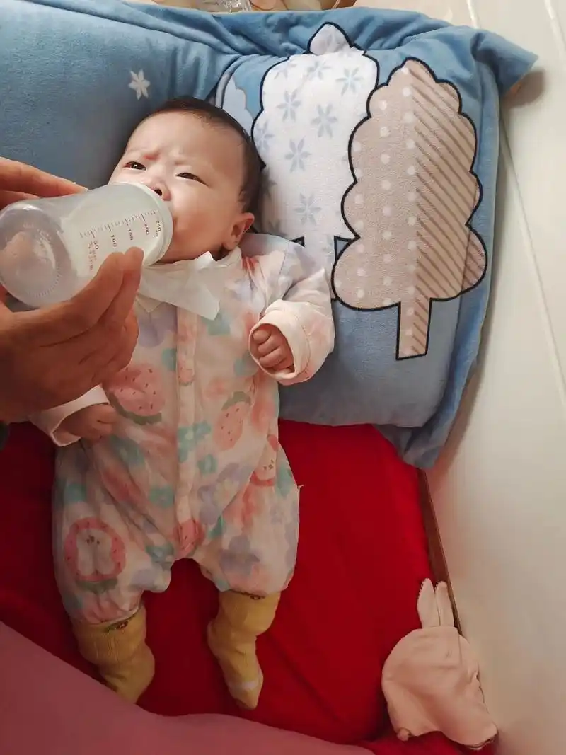 吃奶的小宝宝 #喝奶姿势 #小婴儿的日常 #带娃的日子
