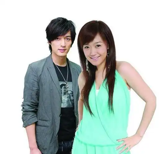 因为袁弘和胡歌是好友,很快薛佳凝就混进了这个小团体.