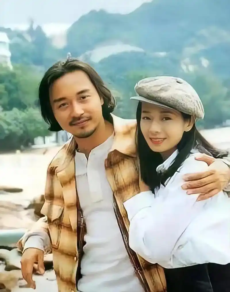 2003年,张国荣跳楼前,约前女友毛舜筠喝下午茶,分开时,他拉着毛毛的手