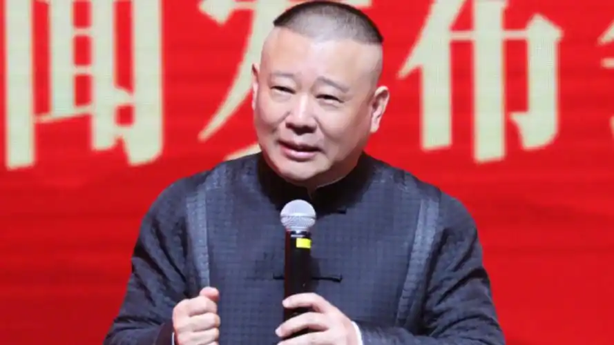 51岁郭德纲自曝十年不过生日面色红润身材发福徒弟争相送祝福