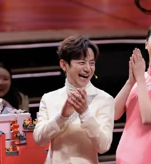 49岁何炅和47岁撒贝宁同框,骨相老去和皮相老去的差距一目了然_双北