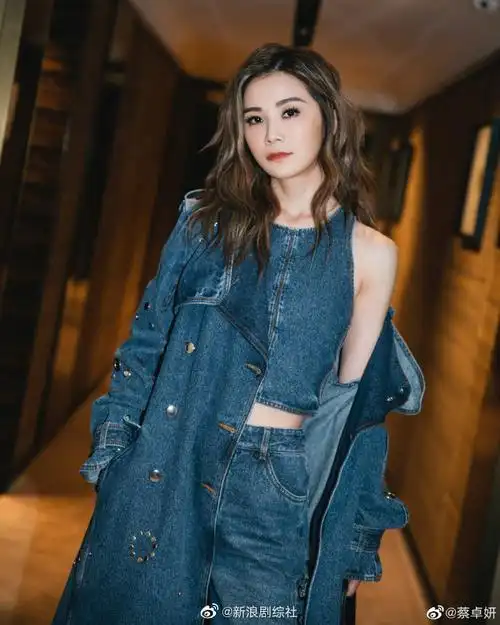 蔡卓妍晒巴黎时装周plog牛仔套装造型休闲风好飒状态好好