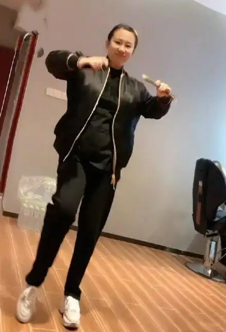 赵本山女徒弟丫蛋怀孕穿一身黑跳舞肚腩明显皮衣都拉不上链