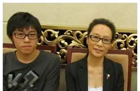 她是地方著名演员,39岁产子遭遇分手,如今儿子帮她赚足面子_奚美娟_奚