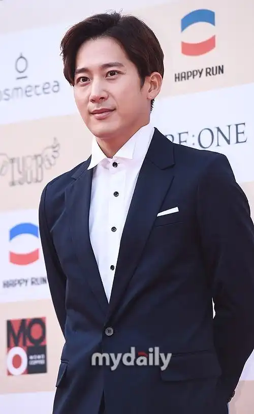 组图韩星李莞亮相电影颁奖礼穿复古衬衫走红毯