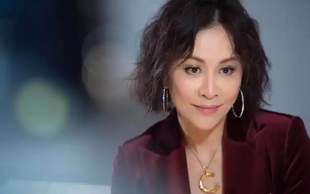 刘嘉玲现身名媛聚会,戴硕大珍珠依旧被比下去,欧式浓眉太突兀