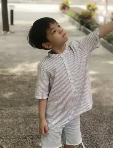 嗯哼长开了!杜江晒儿子帅气近照,抬头望天45度"侧脸杀"